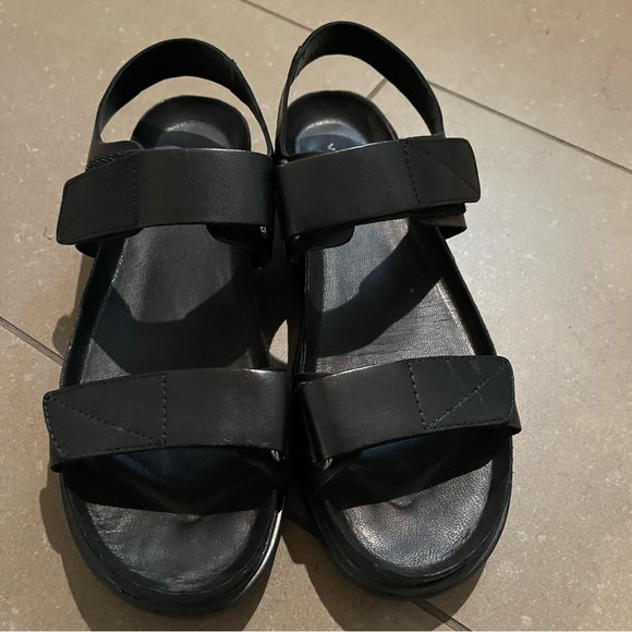 Vagabond Black Leather Minimal Flat Sandals - Picture 2 of 7